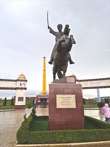 073-Памятник Мавлиду Висаитову